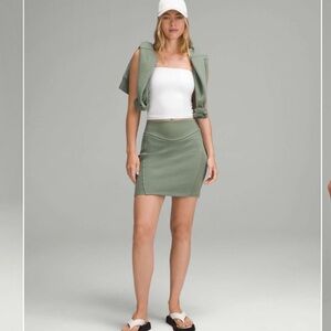 657. Lululemon athletica NWT SCUBA HR mini skirt Grey Eucalyptus Medium 💚